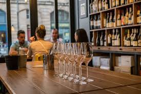bar avec verre à vin